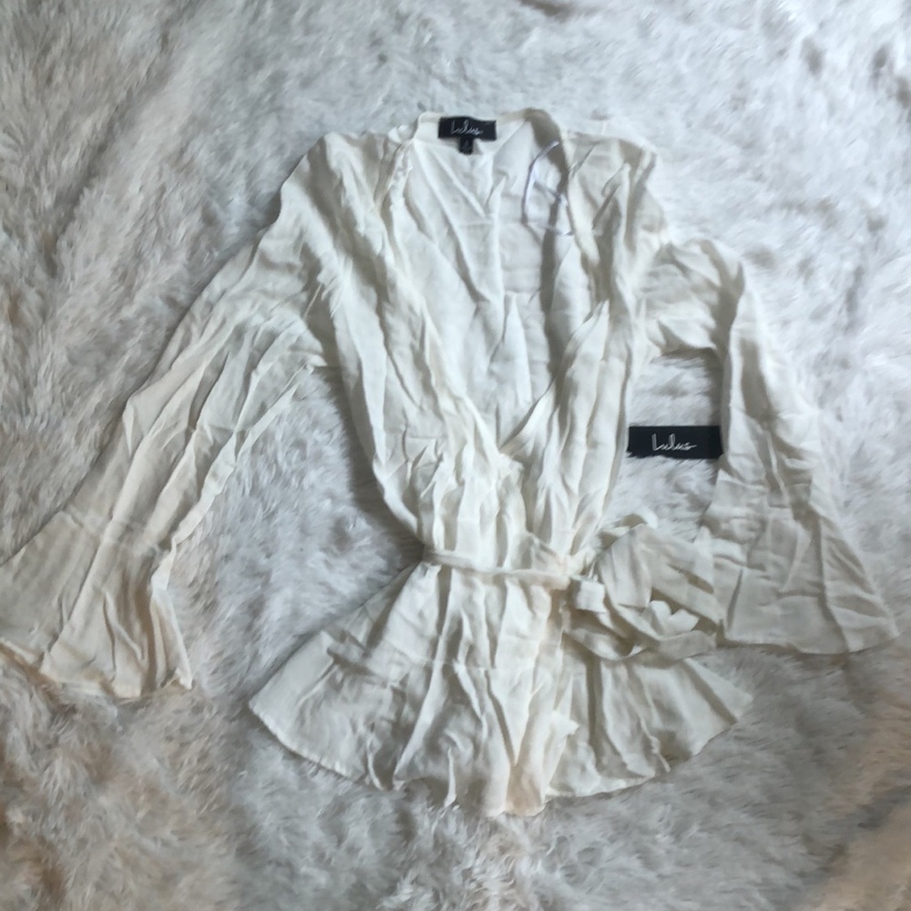 Lulu’s NWT white bell sleeve wrap top 🔥 - Picture 2 of 8
